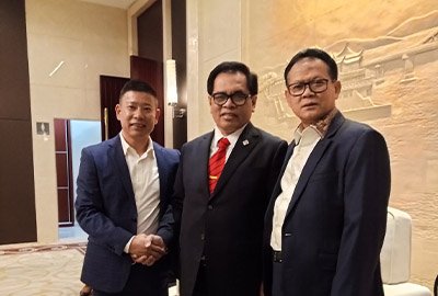 Shen Ruilin-chairman of Central Ocean International., Ltd., took photo with Zhou Haoli-Indonesia-Ambassador to China, and Luo Kmin-Minister of Fisheries of Indonesia.